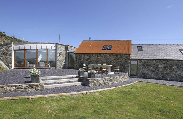 RHYD ANGHARAD BARNS, family friendly, with open fire in Rhydwyn