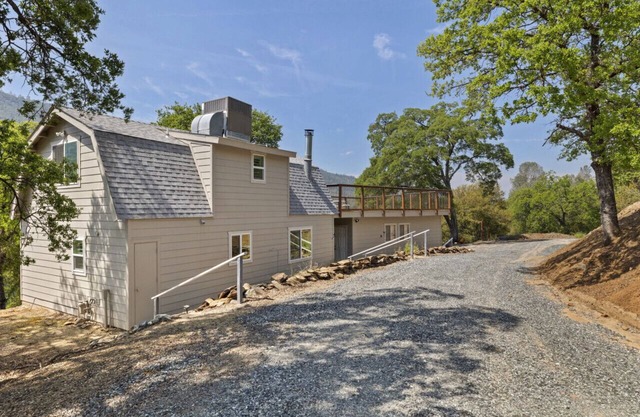 Rick’s Lakehouse Retreat – A Tranquil Getaway by Lake Don Pedro