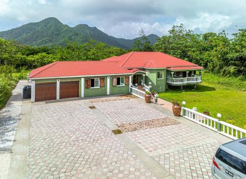 Ridge Royale with Mountain View, Waterfalls, Hot Tub and Home Cinema
