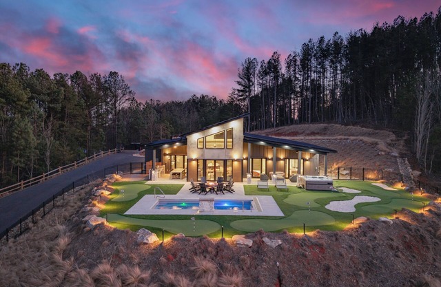 Ridgeline: Luxe Views, Heated Pool & Hot Tub Oasis + 6 Hole Putting Green