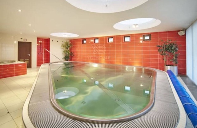 Riesige Retro Villa mit Indoor-pool & Sauna