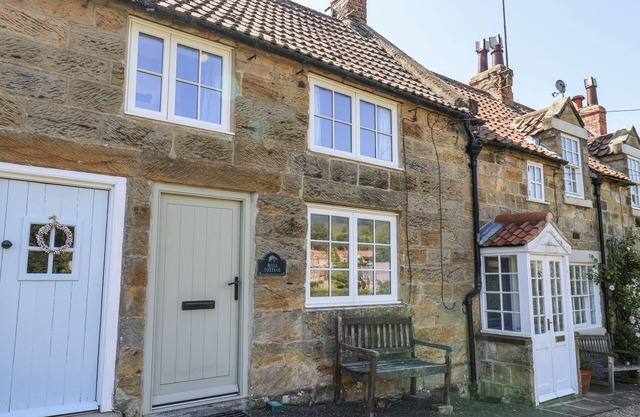 RIGG COTTAGE, MOUNT PLEASANT, pet friendly, with a garden in Sandsend