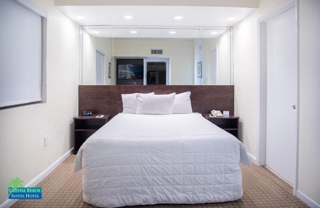 Right on the Beach! Near Ocean Drive & Convention Center! Pool, Beach Towels