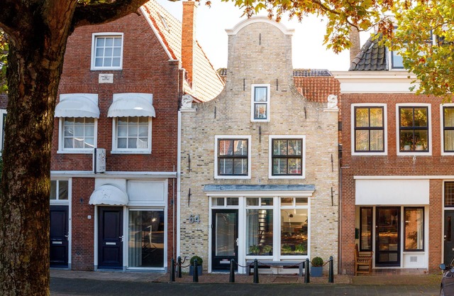 Rijksmonument in het centrum van Harlingen met uitzicht op de grachten