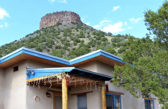 Rio Grande Gorge Casita- traditional adobe, hot tub, hiking, privacy