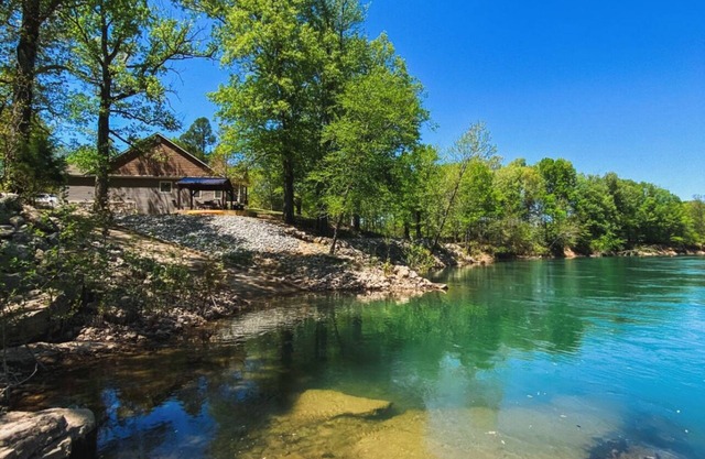 River Cottage with 6 bedrooms, 3 baths, playground and baby bed.