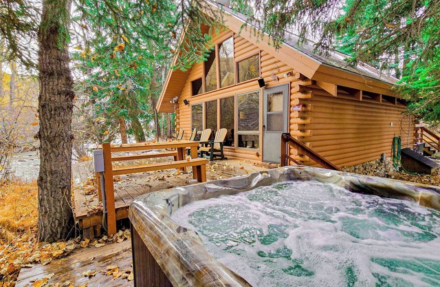River Front Cabin Just Minutes from Downtown Red Lodge with Hot Tub!