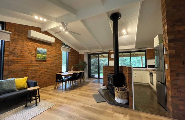 River front retreat in a quiet court only walking distance from cafes and Pub