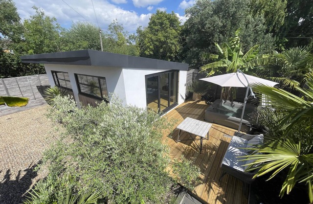 River guest house with jacuzzi, fire and boat hire