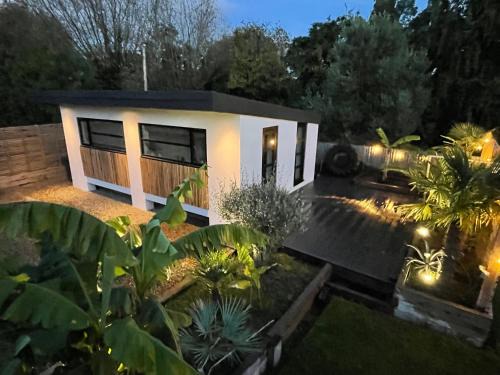 River guest house with jacuzzi fire and boat hire