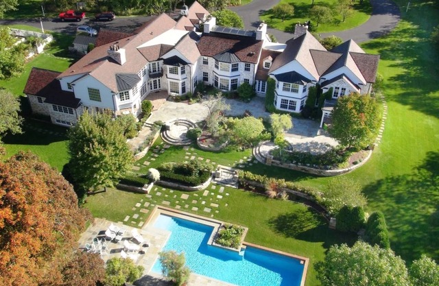 River Hills Estate 15 minutes from Downtown Milwaukee