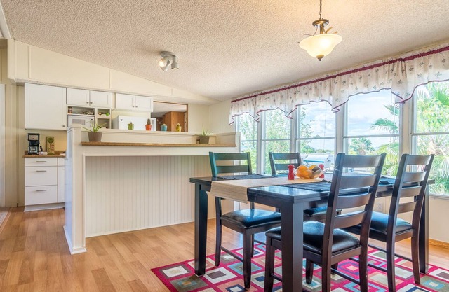 River Resort Three Bedroom Home With Deck Sleeps 8