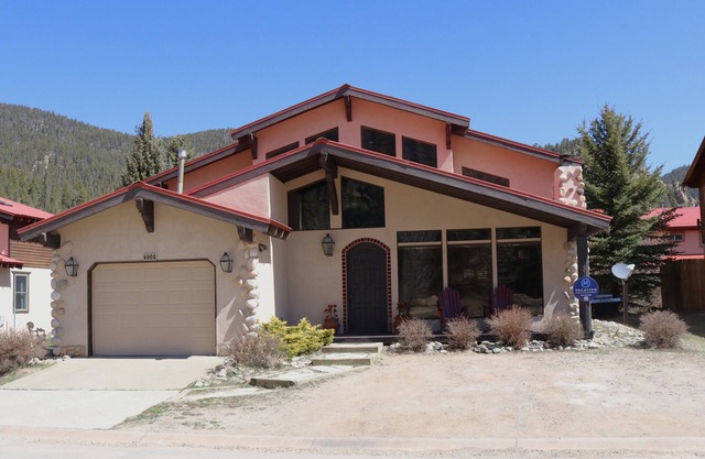 River Ritz - Updated - Under New Management - In Town - Near the Ski Area - Fire