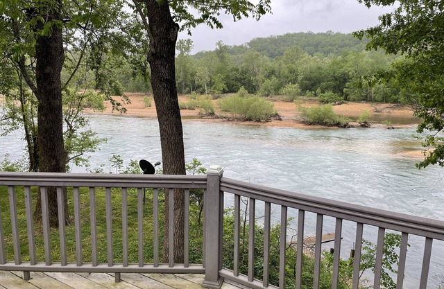“ RIVER SIDE “ cabin with Private dock