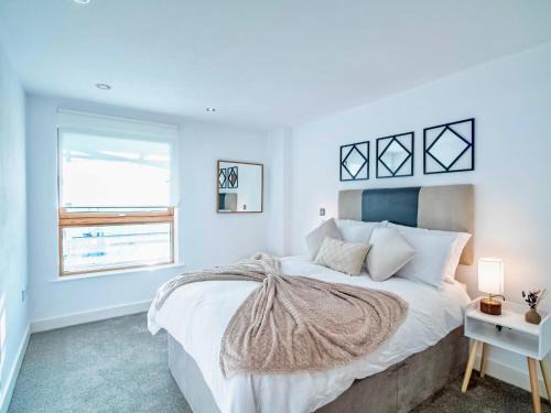 River View 2-Bed Apartment with Balcony Leeds Dock
