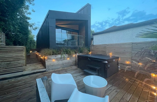 River view guest house, Jacuzzi, boat, Fire Hire