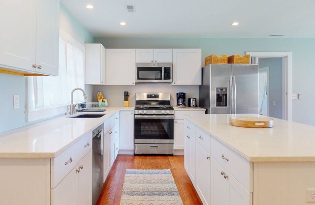 River-view house close to attractions with pool, firepit, washer/dryer, & grill