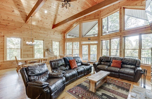 River Wilds- Spacious Cabin Great For Groups Near Helen, GA