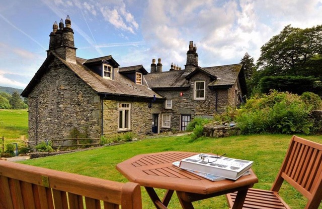 RIVERBANK AT STEPPING STONES, pet friendly, with open fire in Rydal
