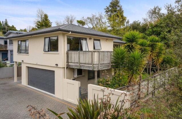 Riverbank Retreat - Spacious, family home near the Waikato River.