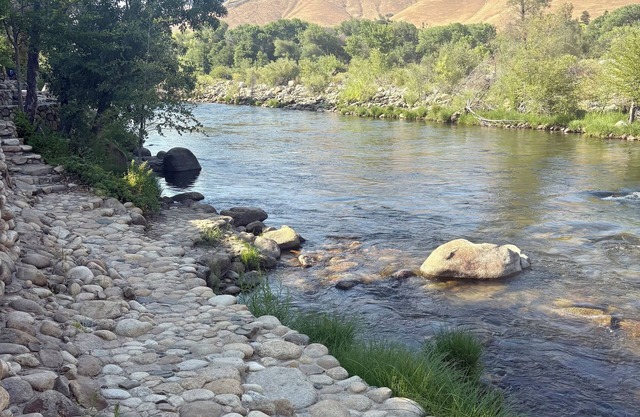 Riverfront 2BR w/Saline Hot Tub, Private Beach & Walkable Kernville