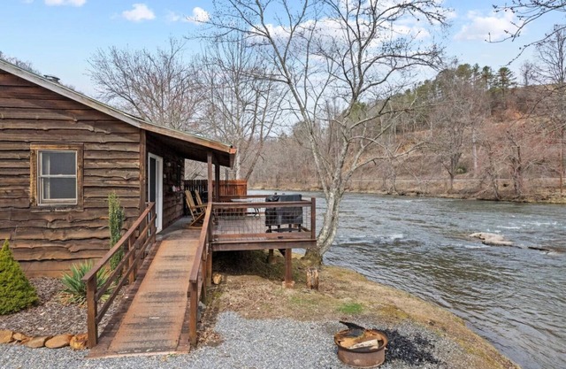 Riverfront Cabin, Mountain Views, Fishing, and Hiking!