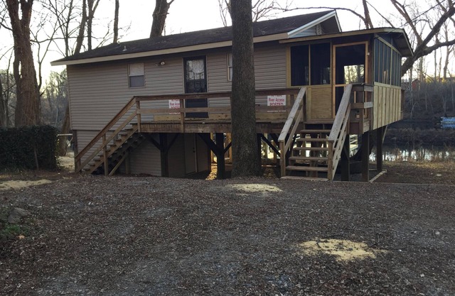 Riverfront Cabin on Exclusive Jon's Pocket!