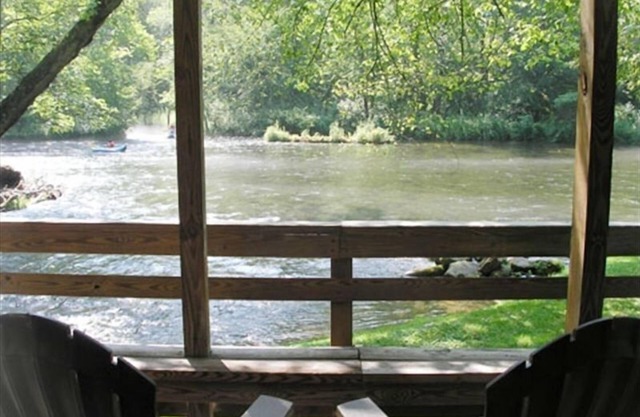 RIVERFRONT Cabin on Nantahala River, Minutes from NOC