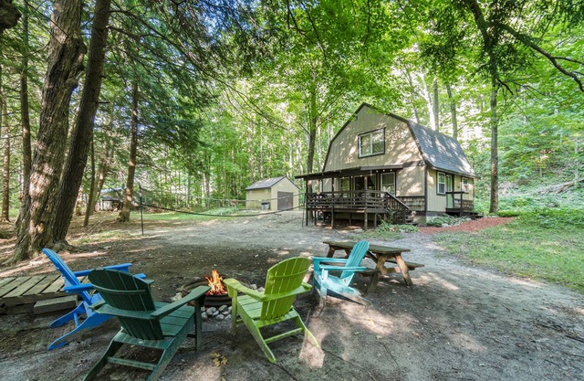 Riverfront cabin on the Betsie with private dock, kayaks & bikes - 2 dogs OK