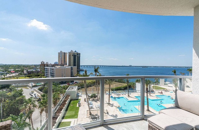 Riverfront, Community Pool/Spa, 8th Floor -3 Bedroom with Den, Highrise Condo!