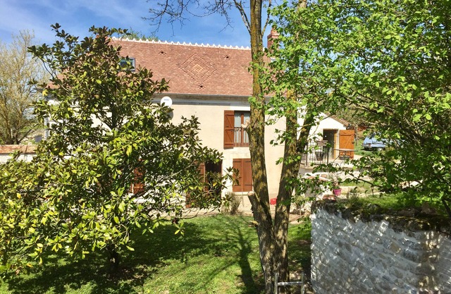 Riverfront Country Home near Paris to enjoy Wine-tasting, cycling, lifestyle