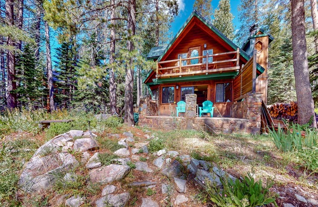 Riverfront dog-friendly retreat with a rustic flair & wood stove, near skiing