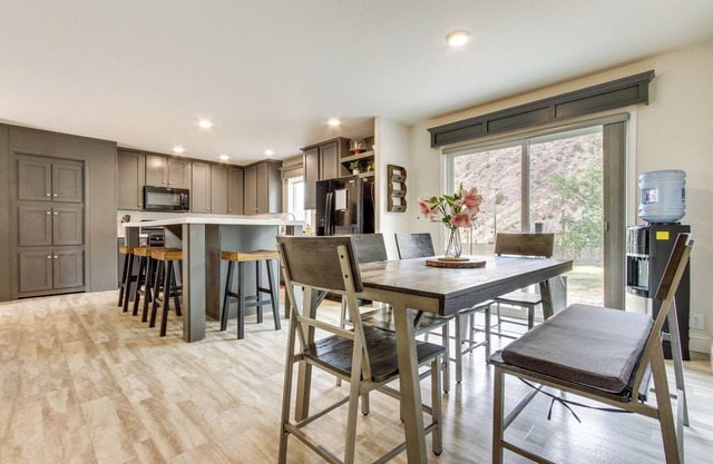 Riverfront Helena Retreat w/Small Dock + Kayaks!