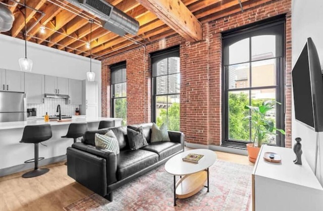 Riverfront Loft-Steps from Arch-Gated Parking