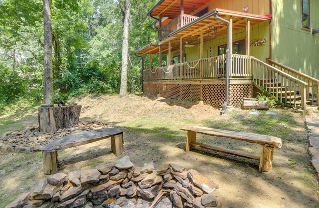 Riverfront Pangburn Escape w/ Balcony + Fire Pit!