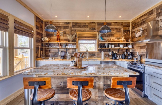 Riverfront property. 10 minutes from shopping, casinos, and resturants