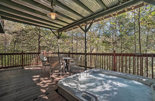 Riverfront Tallulah Falls Cabin w/Hot Tub!