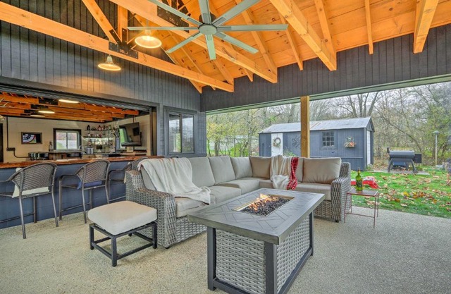 Riverfront Zanesville Getaway with Private Bar!