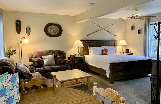 Rivers King Suite in guest house. Mountain views, aspen trees, property hot tub!