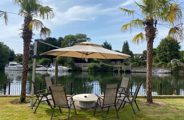 Riverside 4 Bedroom House In Wraysbury near Windsor Staines
