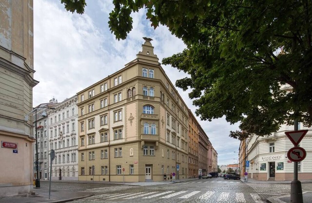 Riverside area apartment near the Dancing house!