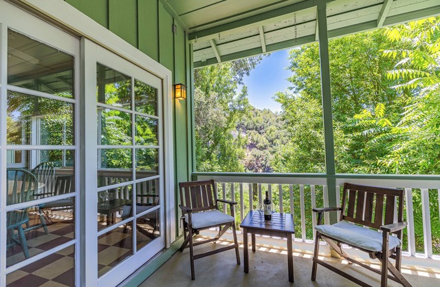 Riverside Cottage: Access and River Views- 1 miles from downtown Healdsburg