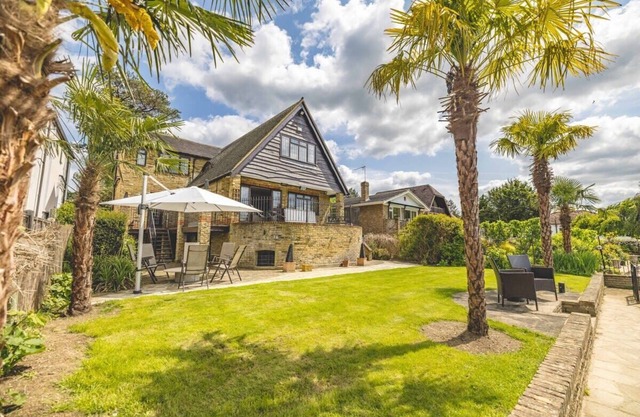 Riverside Bliss: 4-Bed Detached Home