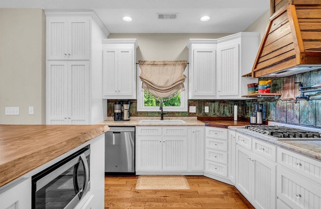 Riverside Getaway by OneHometown Getaways