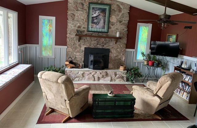 Riverside Guest Cottage and hot tub