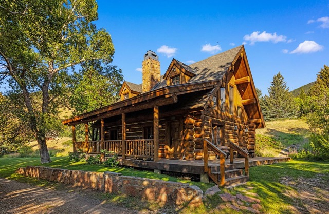 Riverside log cabin, pool, pickle ball court, ultimate mountain experience
