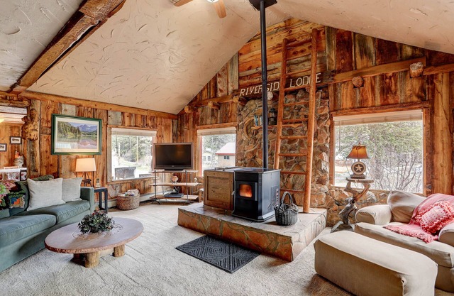 Riverside Mountain Lodge Retreat - Historic Lodge