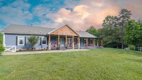 Riverside Ranch by AvantStay Mins to Downtown