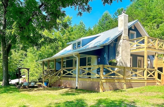 Riverside Relaxer Cottage w/Hot Tub+LRG deck+fireplace, w/Little TN River View