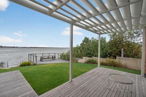 Riverside Retreat - Waterfront - Hindmarsh Island